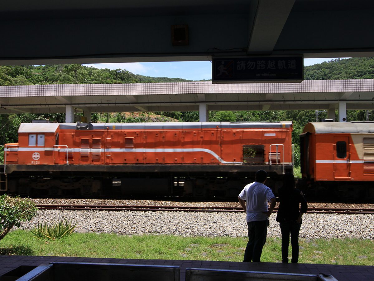 大武鄉古莊車站月台旁的南迴線列車