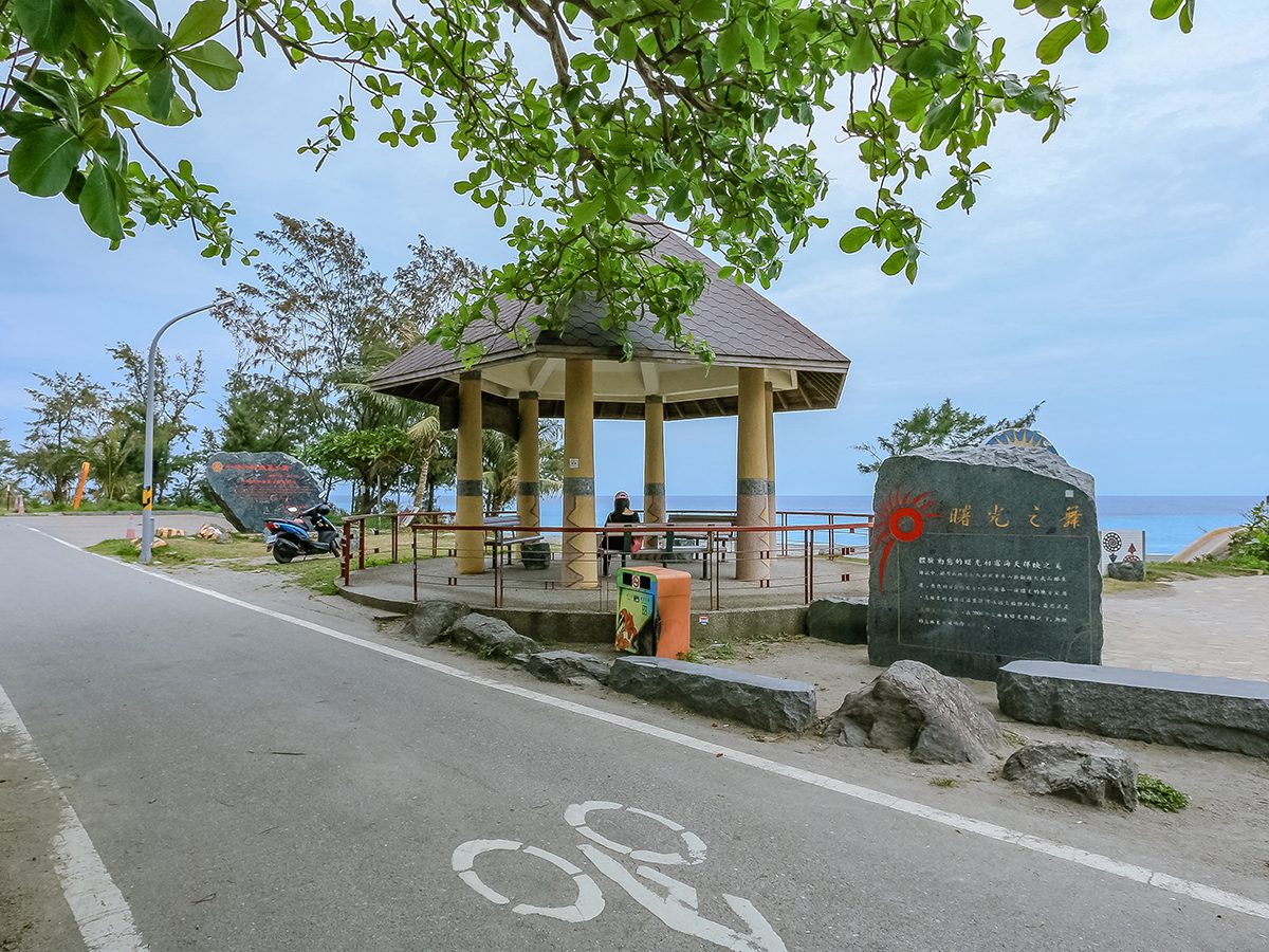 太麻里千禧曙光紀念園區的海邊涼亭