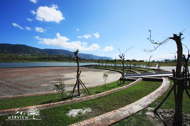 大坡池湖畔的環湖步道與草地