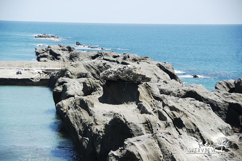 小野柳延伸入海的海蝕岩層