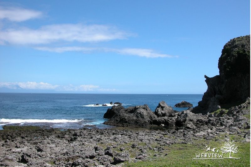 綠島的火山岩海岸與藍天