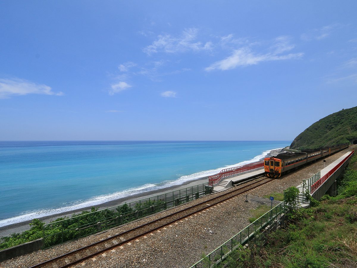 多良車站下方沿著太平洋海岸行駛的南迴線列車